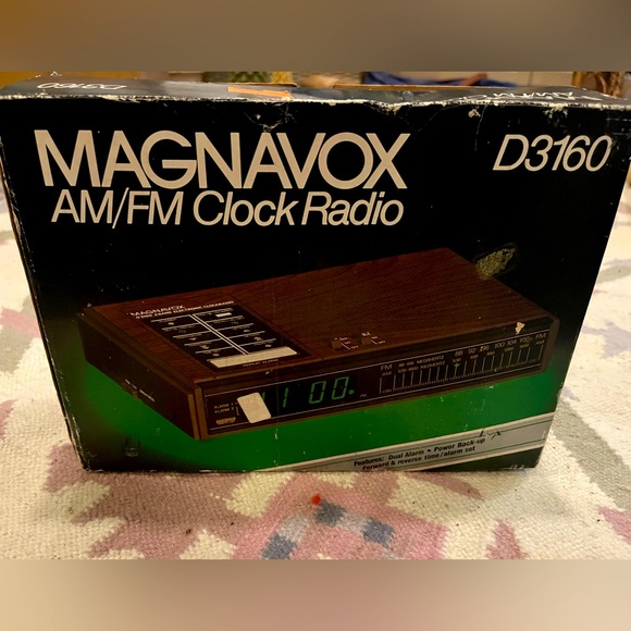 Vintage Magnavox AM/ FM Radio Alarm Clock - Picture 1 of 9